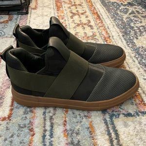 Men’s Steve Madden slip on sneakers